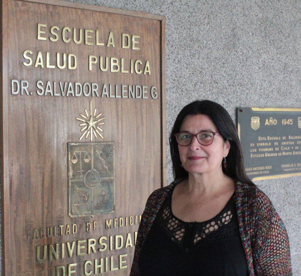 La directora de la Escuela de Salud Pública, Lorena Rodríguez, plantea que "el envejecimiento saludable es algo que se construye a lo largo de todo el curso de vida".
